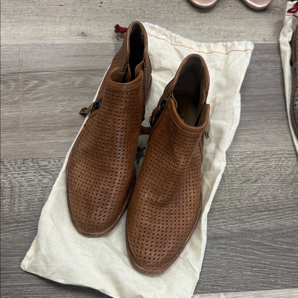 Trask Shoes - 🌷🍁 Tan Perforated Chukka Boots